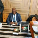 Gouvernance d’Alassane Ouattara en Côte d’Ivoire : Depuis le Salon du Livre Africain à Paris, Kobena Anaky fait une analyse critique de ses répercussions sur l’unité nationale.